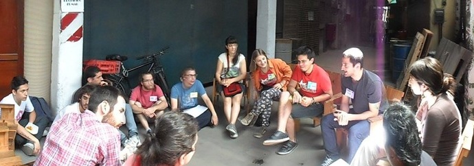 Grupo reunido conversando durante un seminario